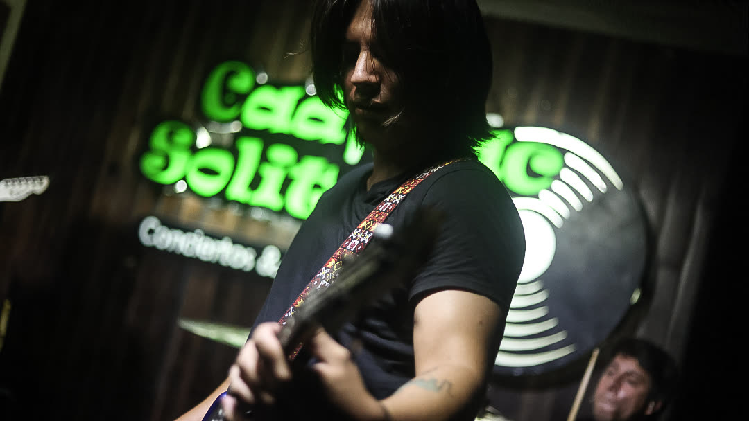 Drew tocando el bajo en Cadillac Solitario