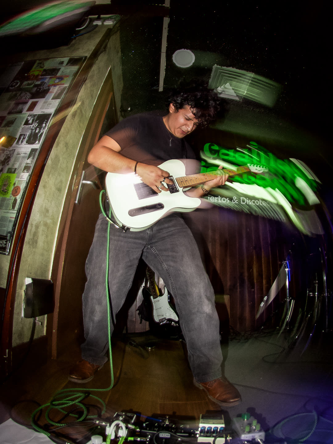 Lucho tocando la guitarra blanca en Cadillac Solitario