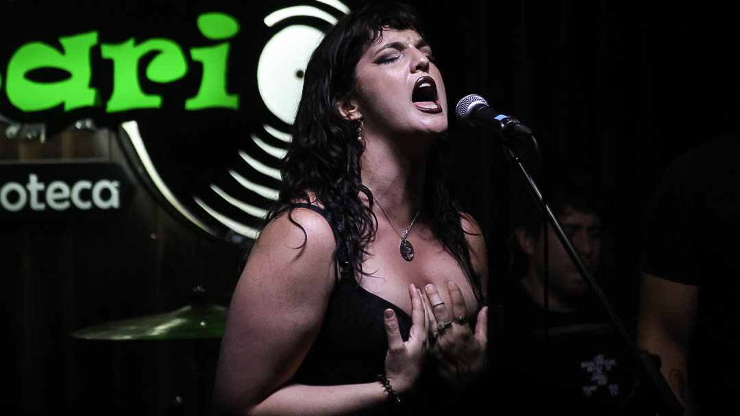 Nia cantando en Cadillac Solitario
