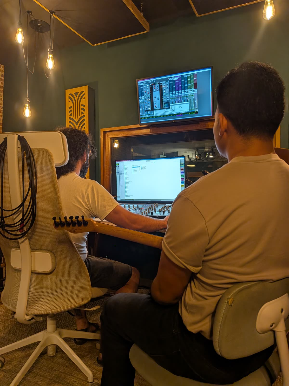 Sebas grabando batería en California Studios
