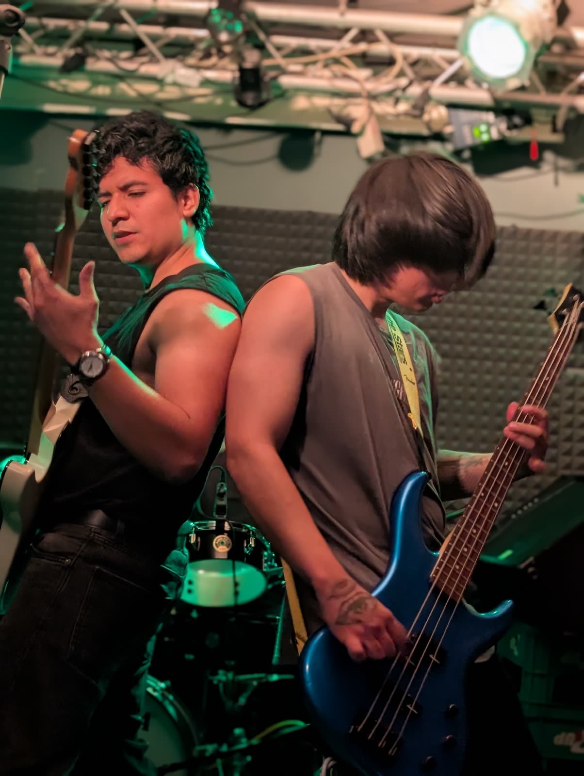 La banda tocando en Entredarts con luz verde