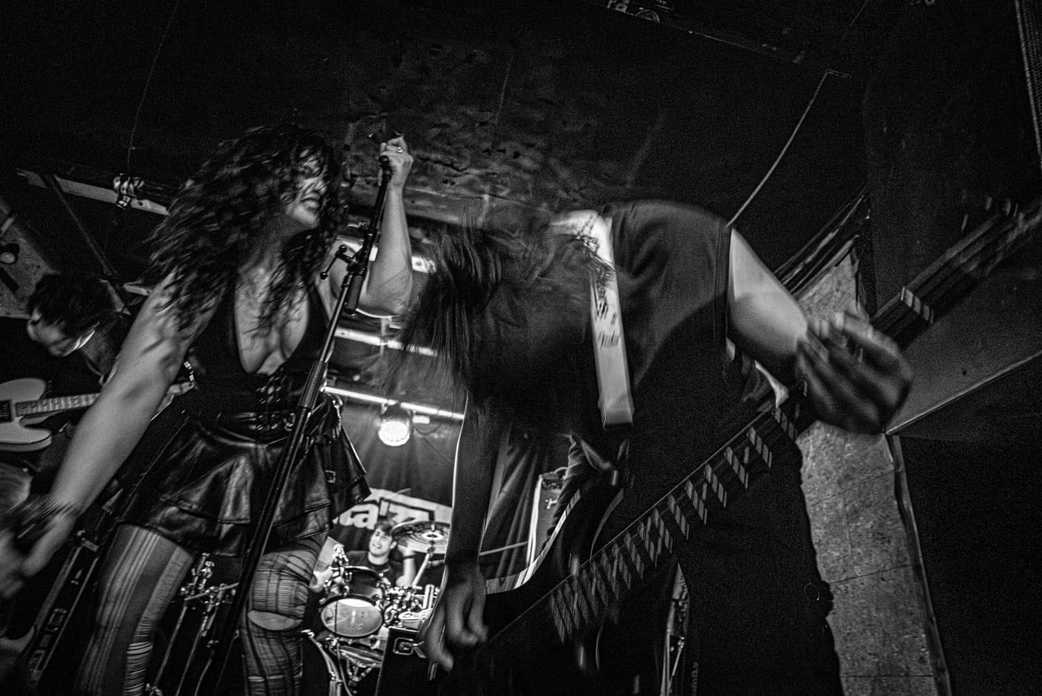 Nia y la banda en pleno concierto, en blanco y negro