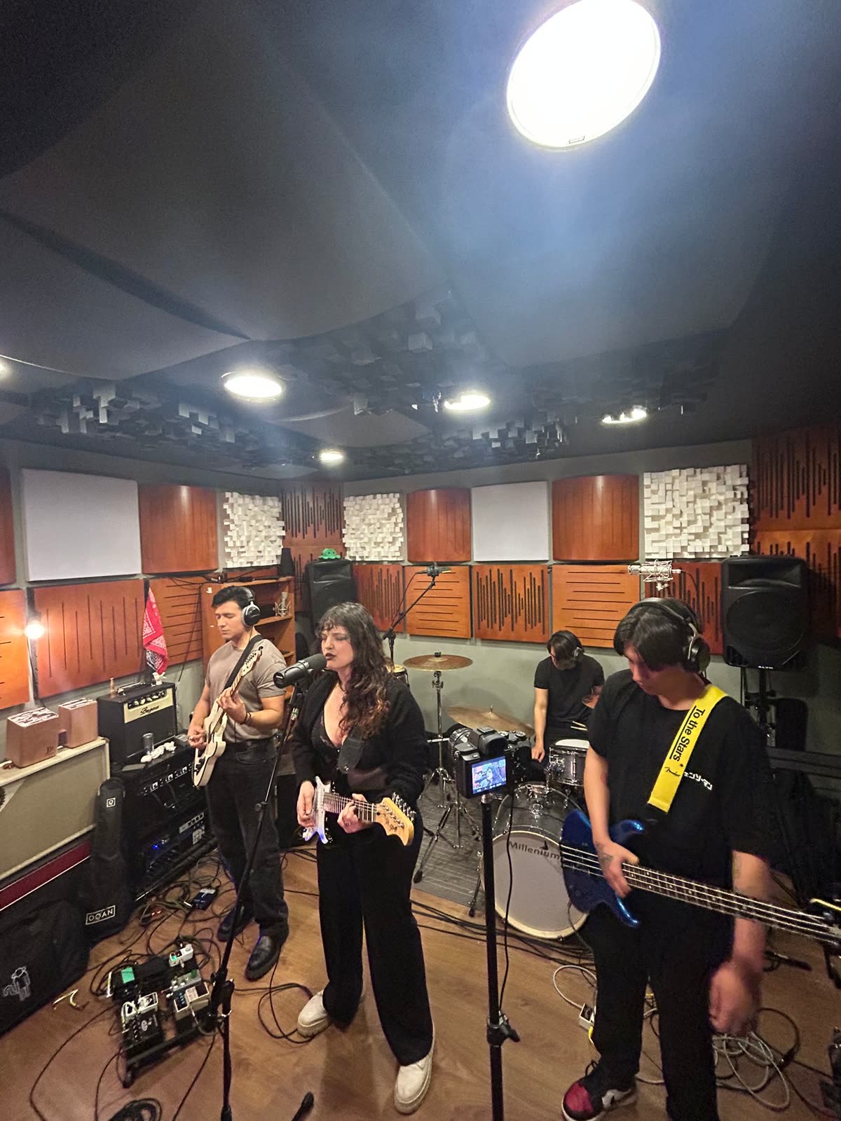 Lucho, Nia, Drew y Sebas tocando en la sala de Live Hall Records